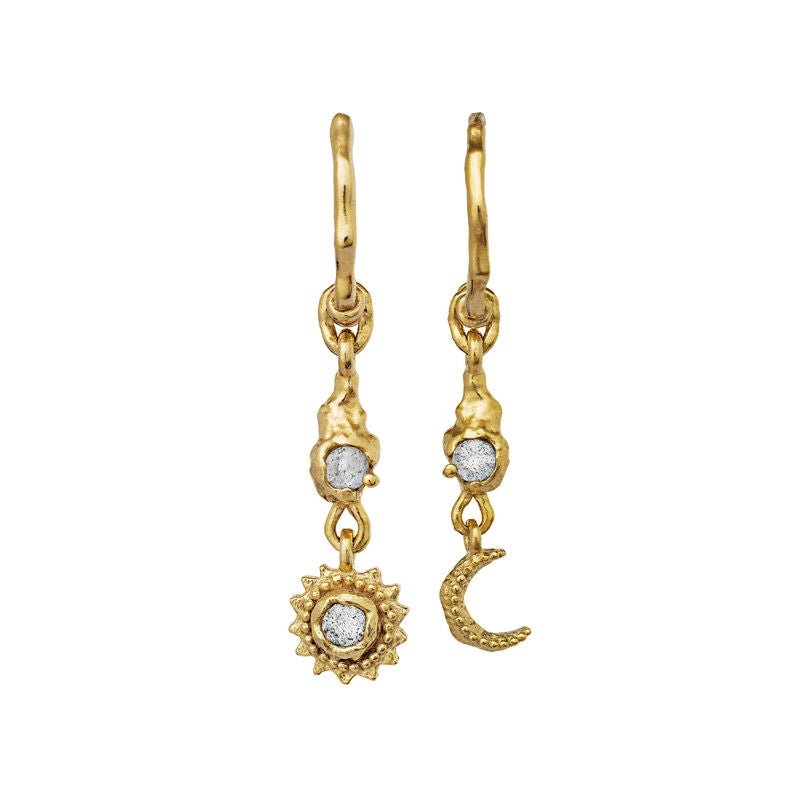 Maanesten Ember creoler i 18 karat forgyldt sterling sølv med månesymboler fra Moonrise magic-kollektionen.